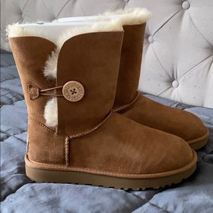 Ugg Bailey Button II Size 7
